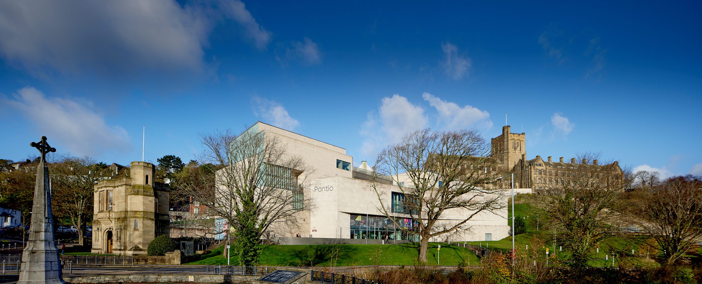 Immagine dell'Università di Bangor con le nuvole